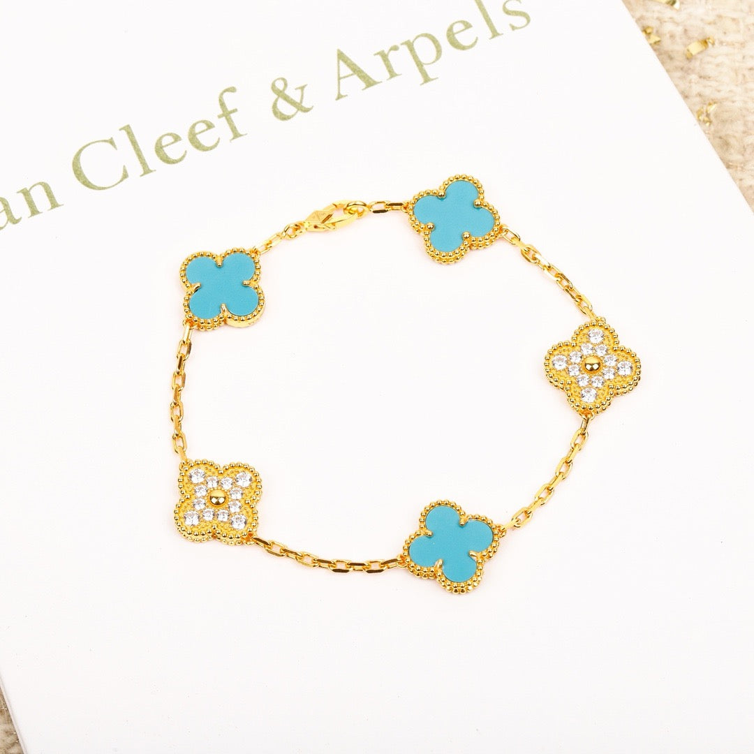 [Joyas Regalia] PULSERA DE ORO CON 5 MOTIVOS DE TRÉBOL, TURQUESA Y DIAMANTE