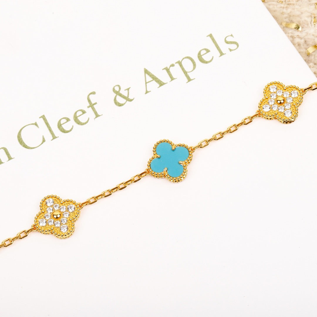 [Joyas Regalia] PULSERA DE ORO CON 5 MOTIVOS DE TRÉBOL, TURQUESA Y DIAMANTE