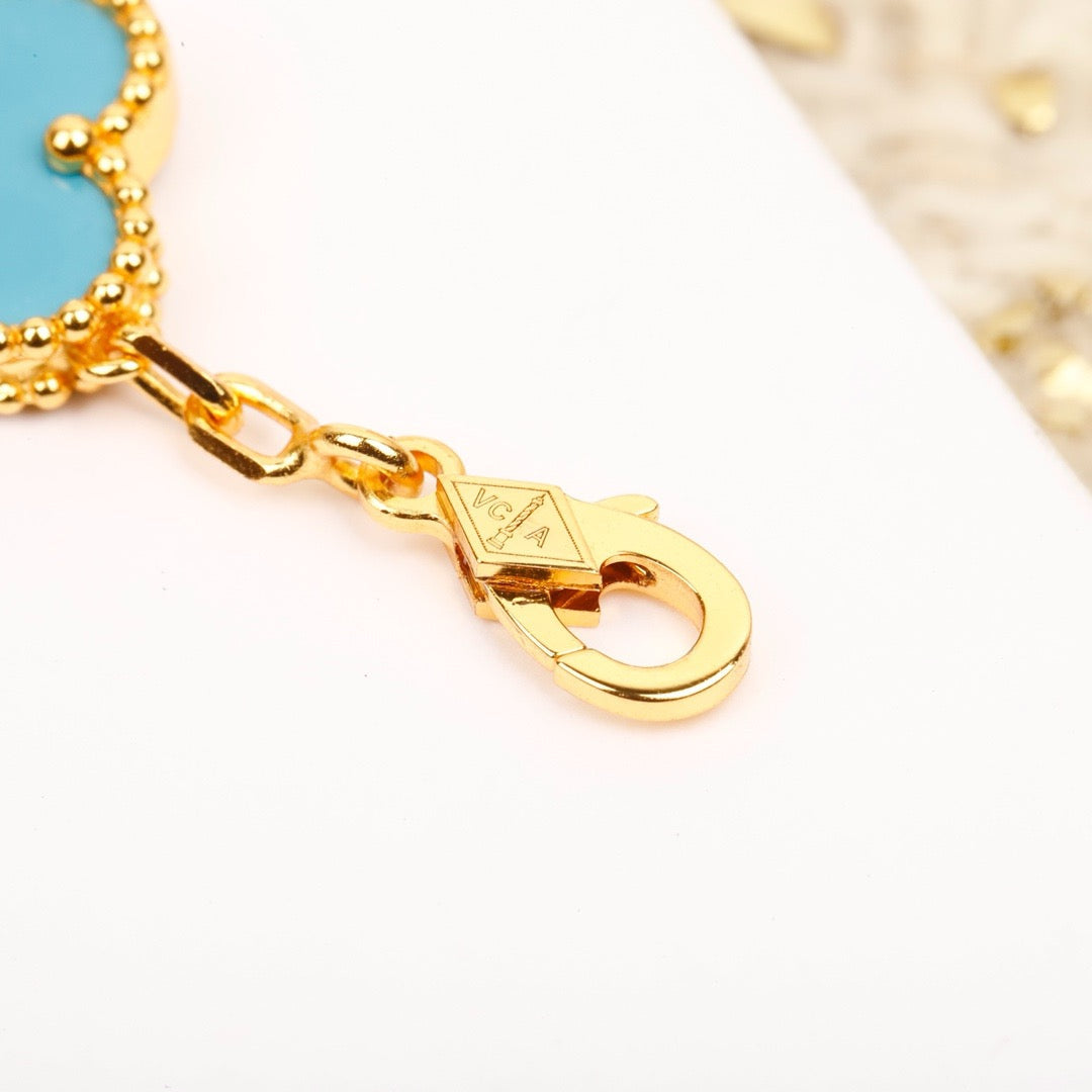 [Joyas Regalia] PULSERA DE ORO CON 5 MOTIVOS DE TRÉBOL, TURQUESA Y DIAMANTE