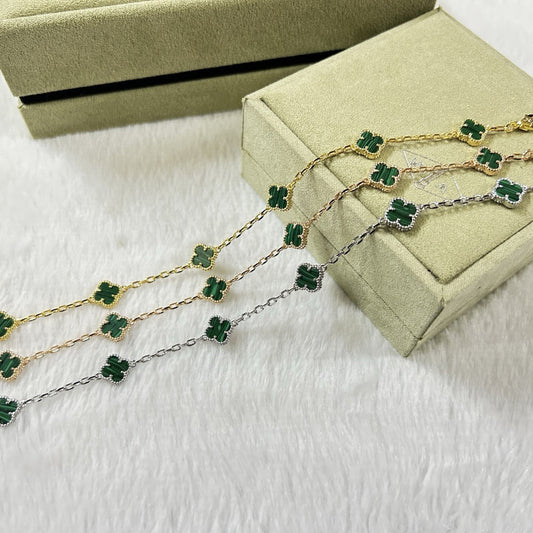 [Joyas Regalia] PULSERA DE MALAQUITA CON 6 MOTIVOS DE TRÉBOL