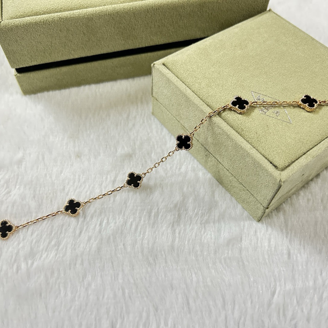[Joyas Regalia] PULSERA DE ÓNIX CON 6 MOTIVOS DE TRÉBOL