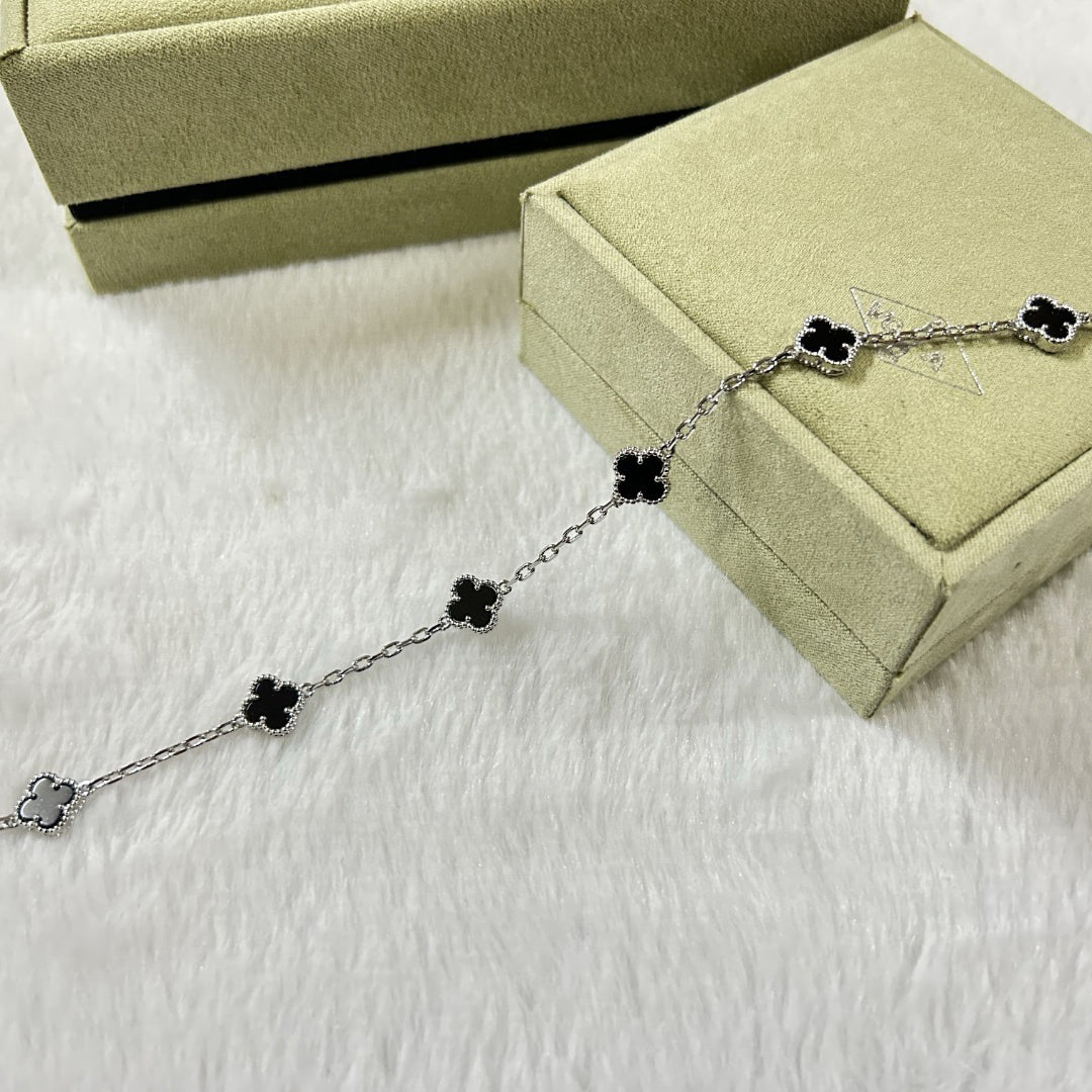 [Joyas Regalia] PULSERA DE ÓNIX CON 6 MOTIVOS DE TRÉBOL