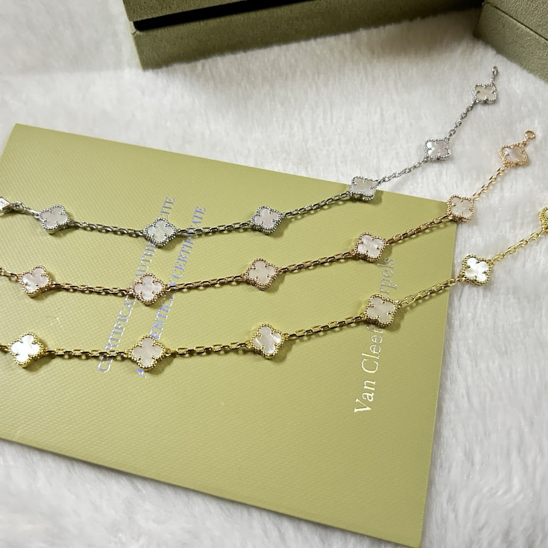[Joyas Regalia] PULSERA DE TRÉBOL CON 6 MOTIVOS DE MOPA BLANCA