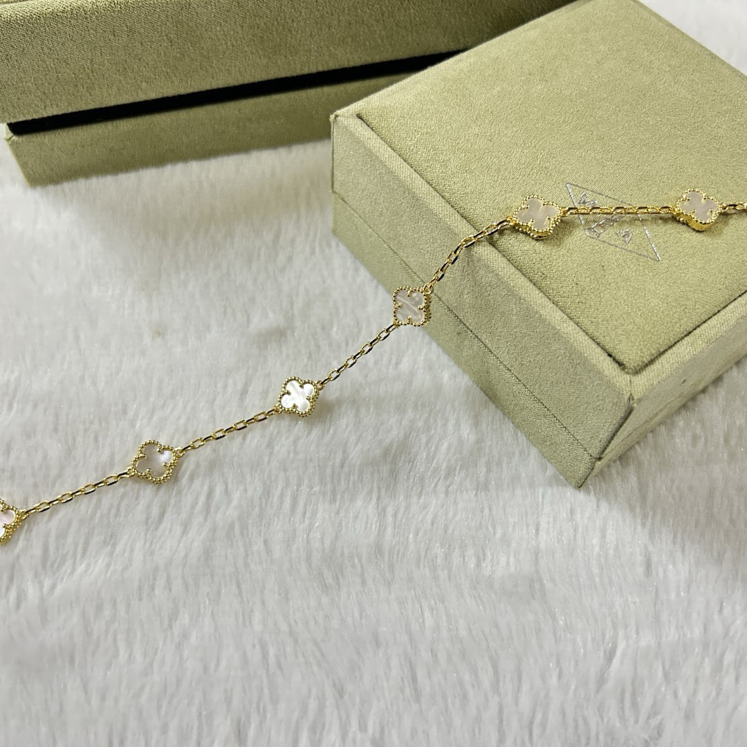 [Joyas Regalia] PULSERA DE TRÉBOL CON 6 MOTIVOS DE MOPA BLANCA