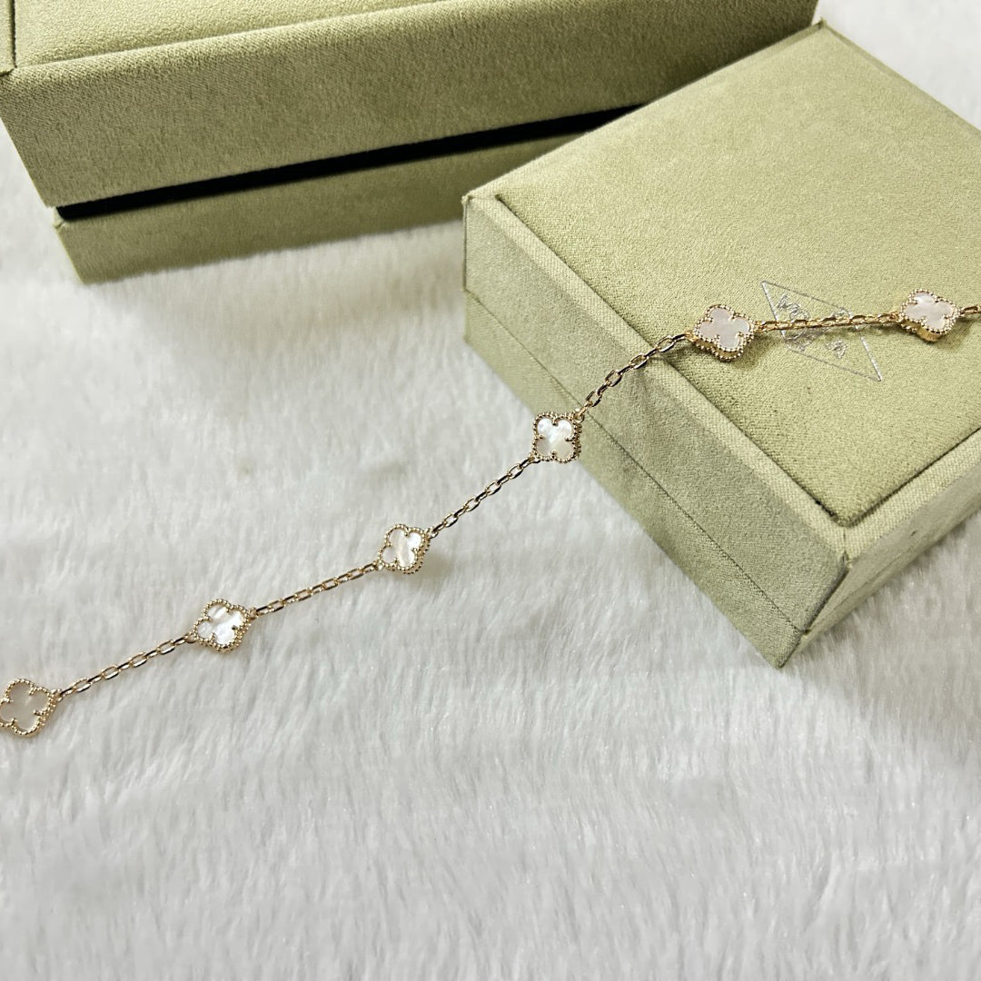 [Joyas Regalia] PULSERA DE TRÉBOL CON 6 MOTIVOS DE MOPA BLANCA