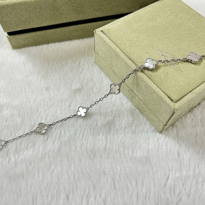 [Joyas Regalia] PULSERA DE TRÉBOL CON 6 MOTIVOS DE MOPA BLANCA