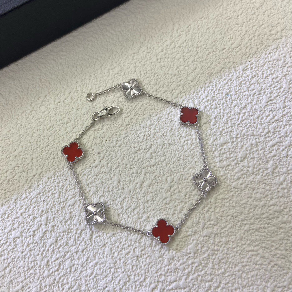 [Joyas Regalia] PULSERA LÁSER DE ÁGATA ROJA CON 6 MOTIVOS DE TRÉBOL