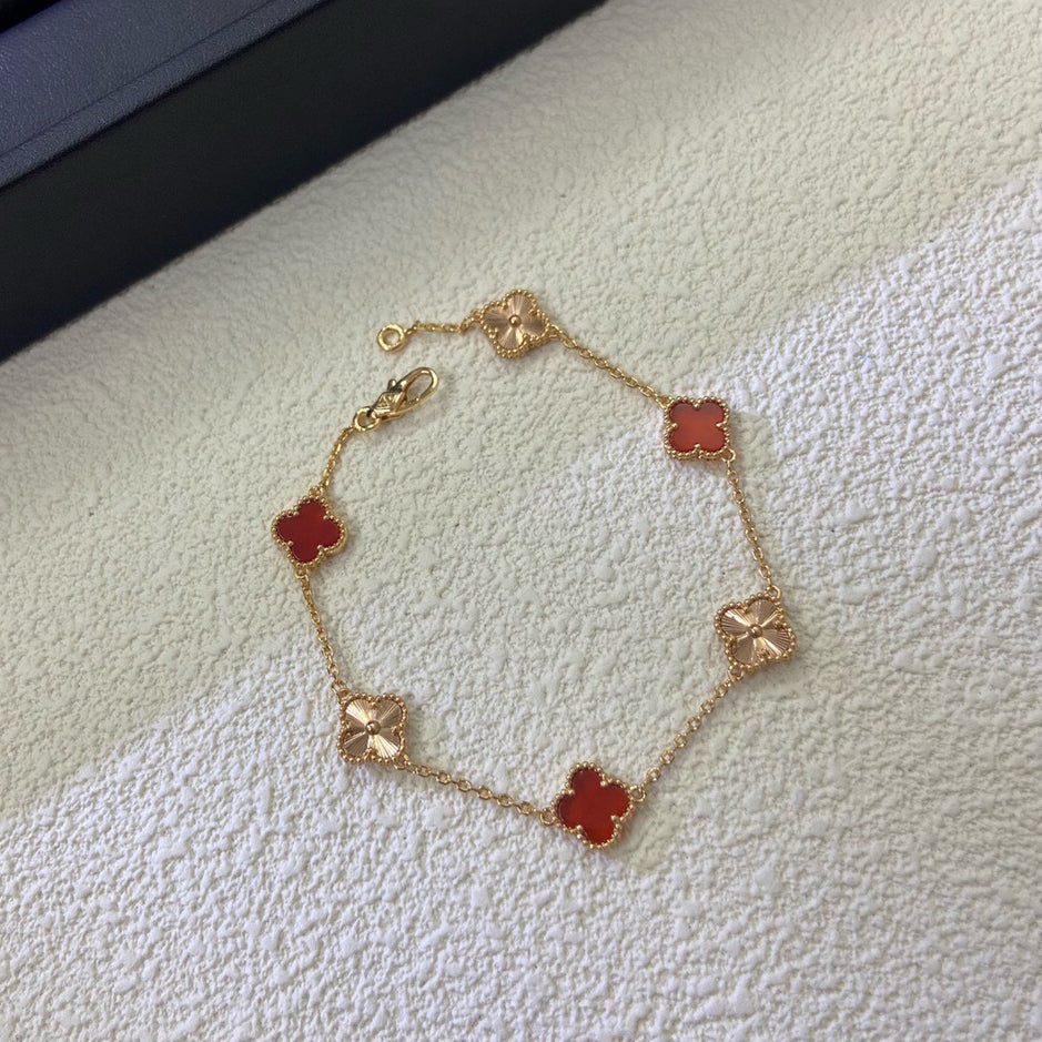 [Joyas Regalia] PULSERA LÁSER DE ÁGATA ROJA CON 6 MOTIVOS DE TRÉBOL