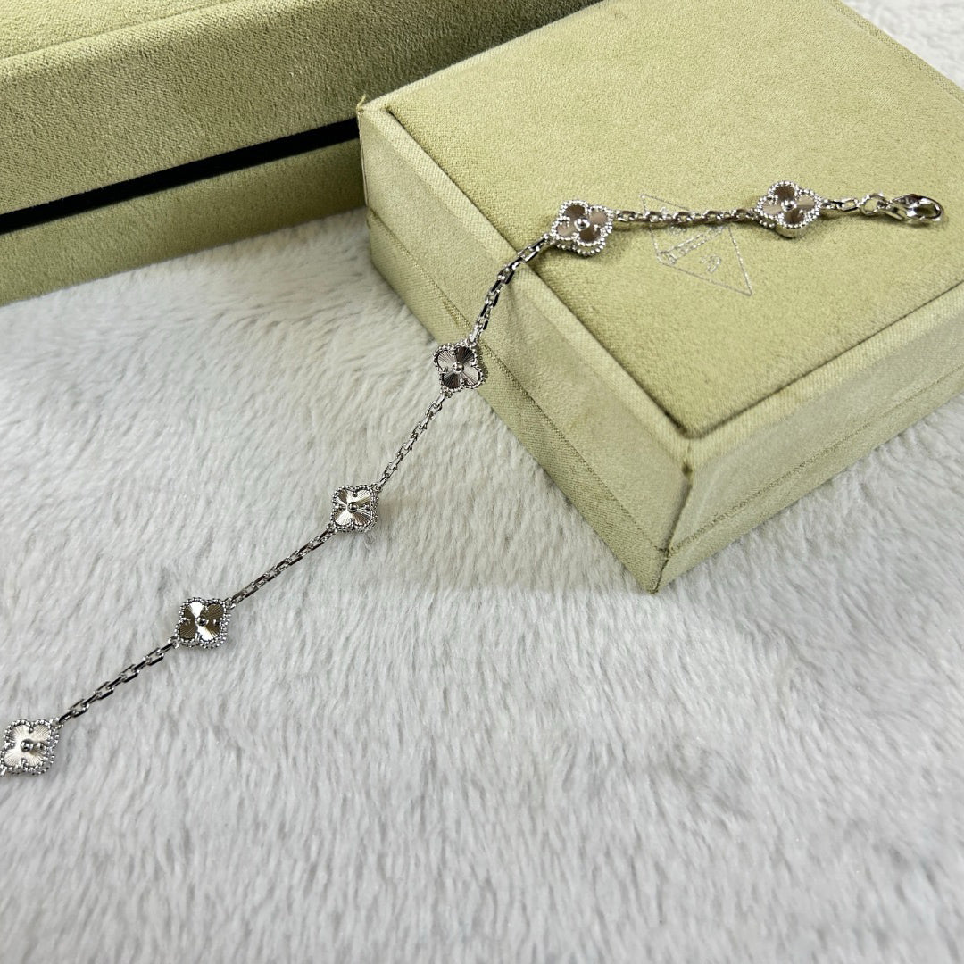 [Joyas Regalia] PULSERA DE DIAMANTES CON 6 MOTIVOS DE TRÉBOL