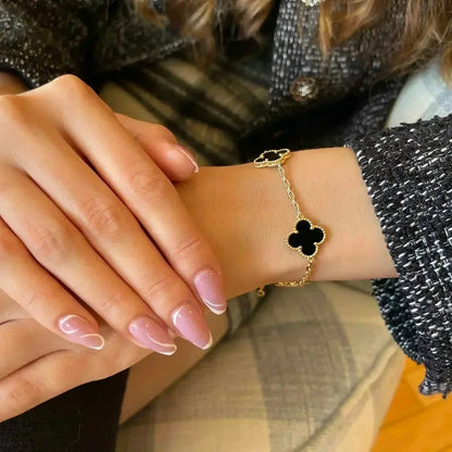 [Joyas Regalia] PULSERA DE ÓNIX NEGRO CON 5 MOTIVOS DE TRÉBOL 