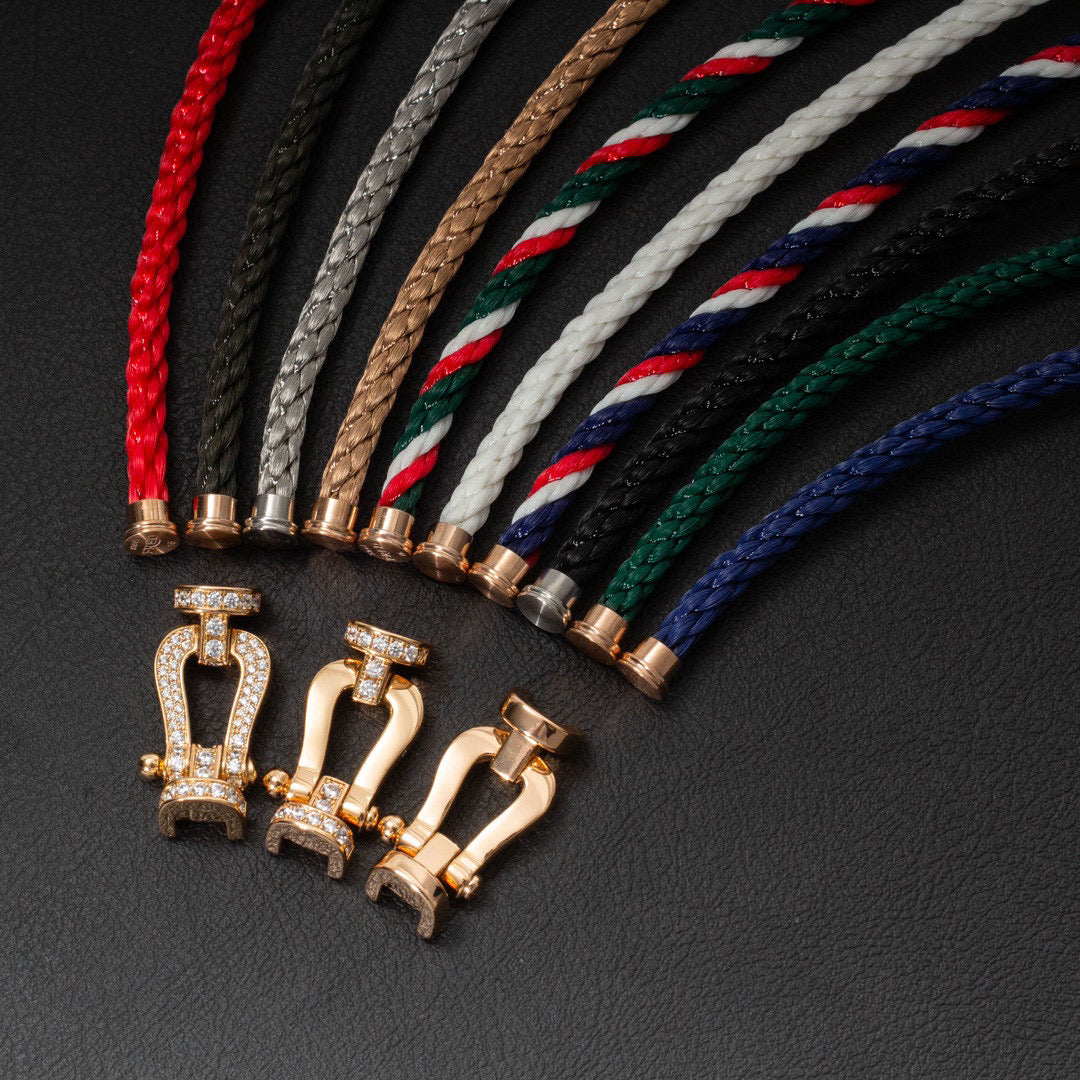 [Joyas Regalia]Pulsera de herradura grande con medio diamante en oro.