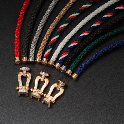 [Joyas Regalia]Pulsera de herradura grande con medio diamante en oro.