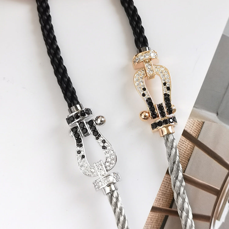 [Joyas Regalia] PULSERA FORCE DE HERRADURA GRANDE CON DIAMANTES BLANCOS Y NEGROS EN ORO ROSA