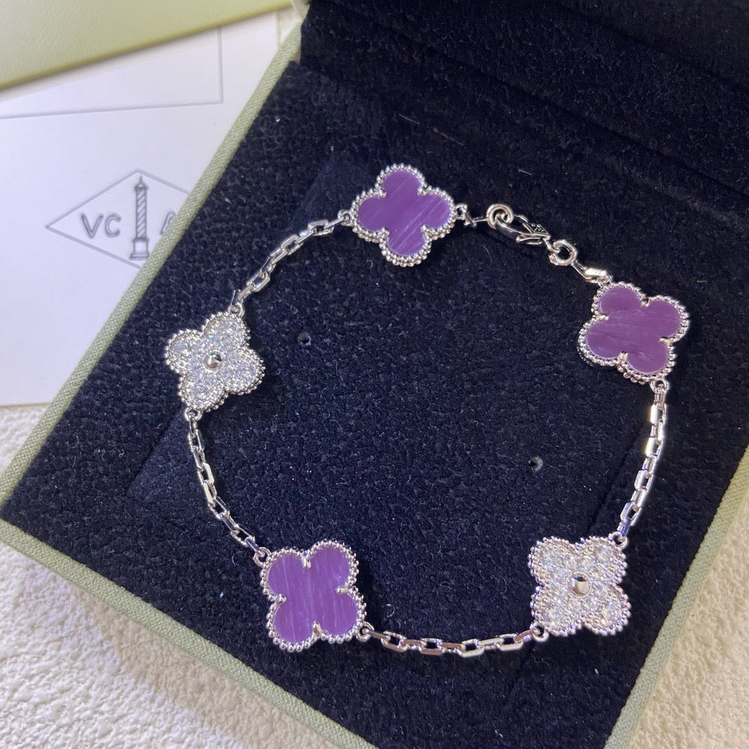 [Joyas Regalia] PULSERA DE DIAMANTES PÚRPURA VIOLETA CON 5 MOTIVOS DE TRÉBOL