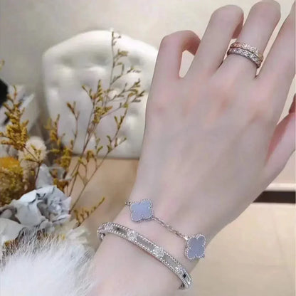 [Joyas Regalia] PULSERA DE PLATA CON 5 MOTIVOS DE TRÉBOL Y CALCEDONIA PÚRPURA 