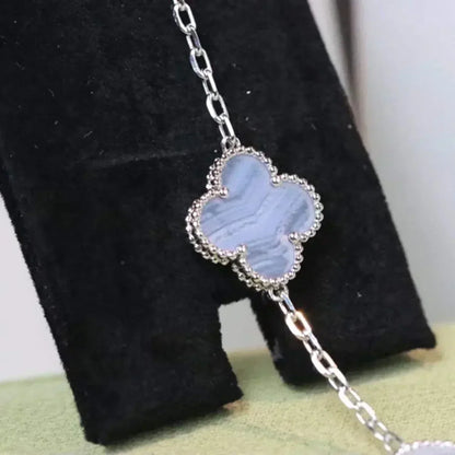 [Joyas Regalia] PULSERA DE PLATA CON 5 MOTIVOS DE TRÉBOL Y CALCEDONIA PÚRPURA 