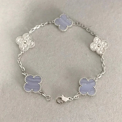 [Joyas Regalia] PULSERA DE PLATA CON 5 MOTIVOS DE TRÉBOL, DIAMANTES Y CALCEDONIA PÚRPURA 
