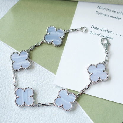 [Joyas Regalia] PULSERA DE PLATA CON 5 MOTIVOS DE TRÉBOL Y CALCEDONIA PÚRPURA 