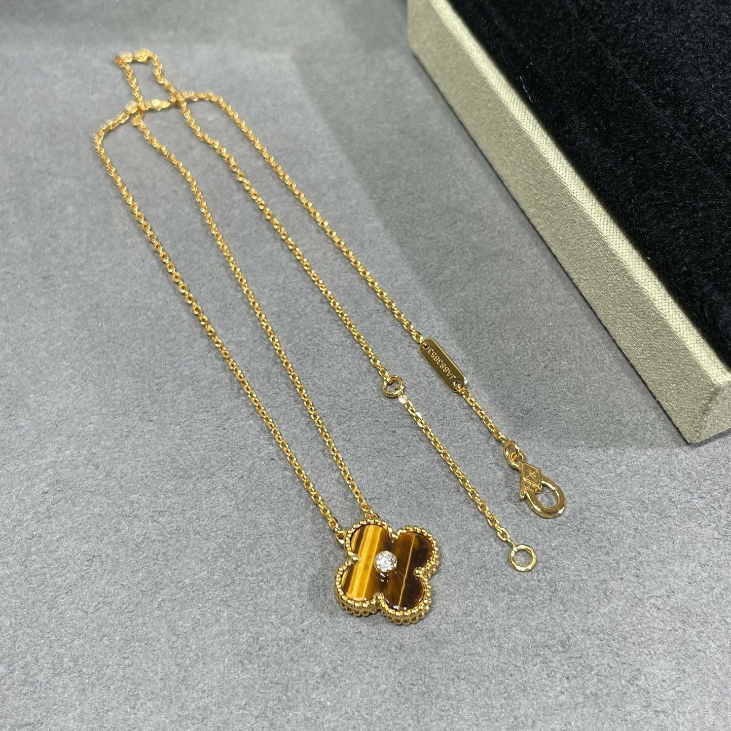 [Joyas Regalia]Collar de TRÉBOL de 15 mm con diamantes y ágata de ojo de tigre amarilla