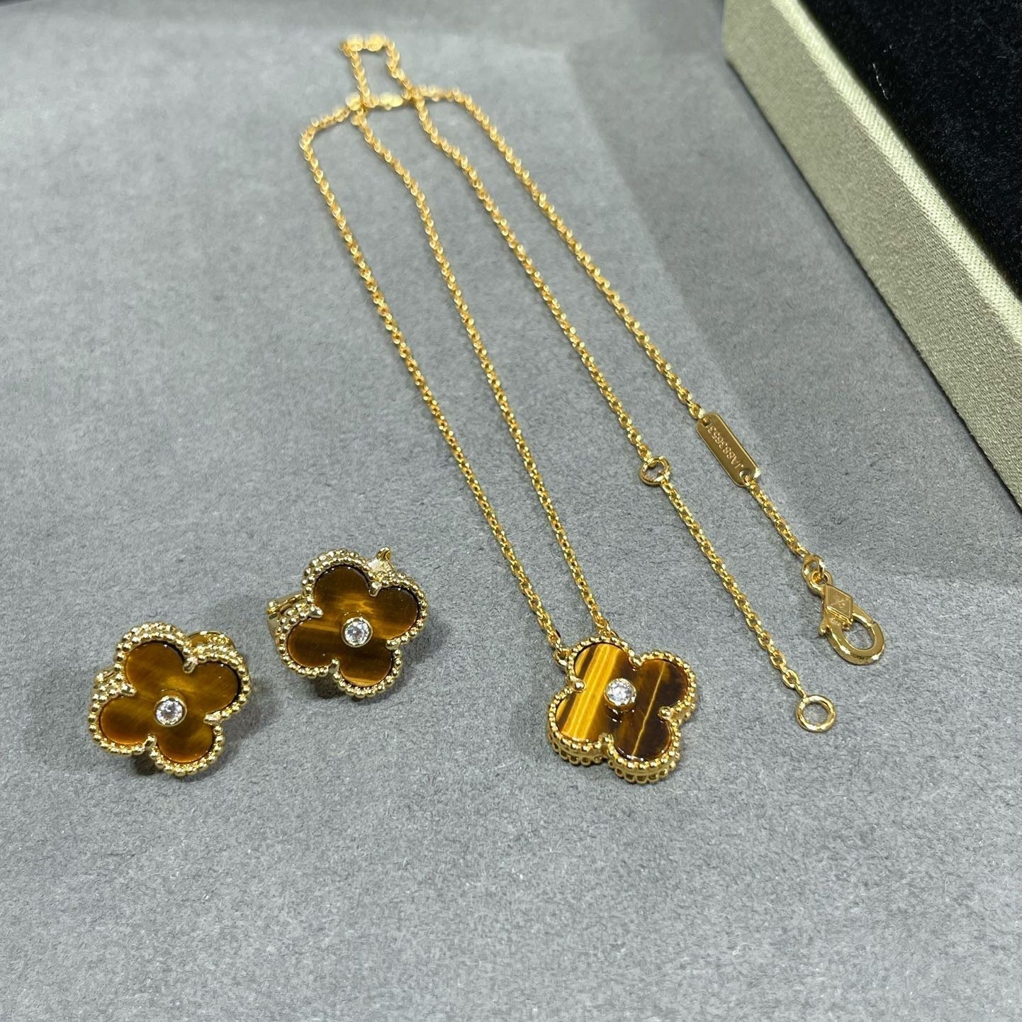 [Joyas Regalia]Collar de TRÉBOL de 15 mm con diamantes y ágata de ojo de tigre amarilla