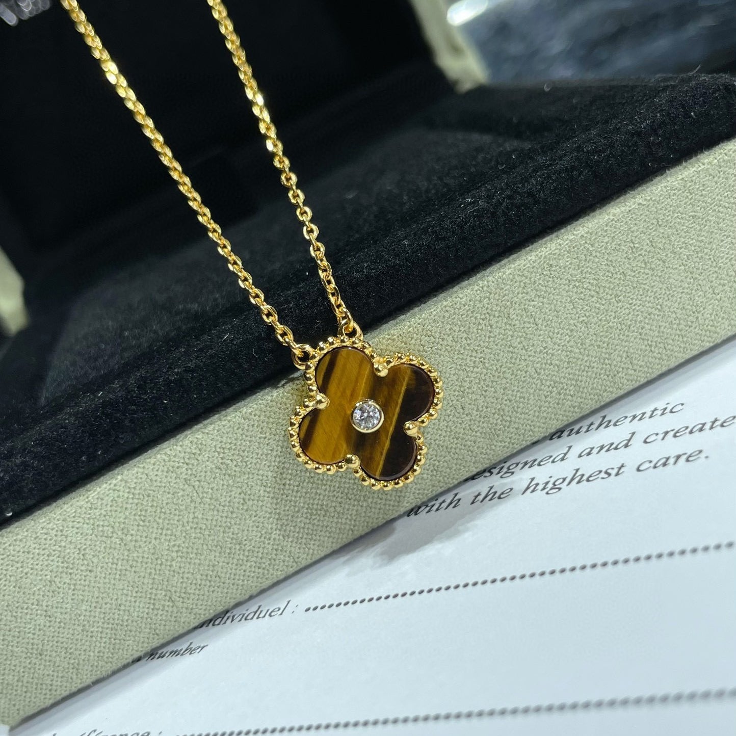 [Joyas Regalia]Collar de TRÉBOL de 15 mm con diamantes y ágata de ojo de tigre amarilla