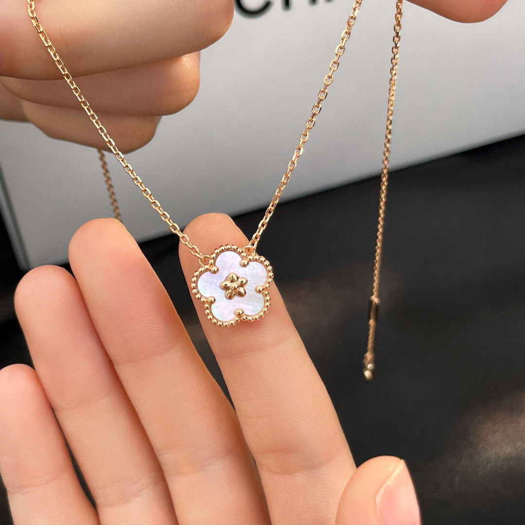 [Regalia jewelry]LUCKY  WHITE MOP  PLUM BLOSSOM NECKLACE