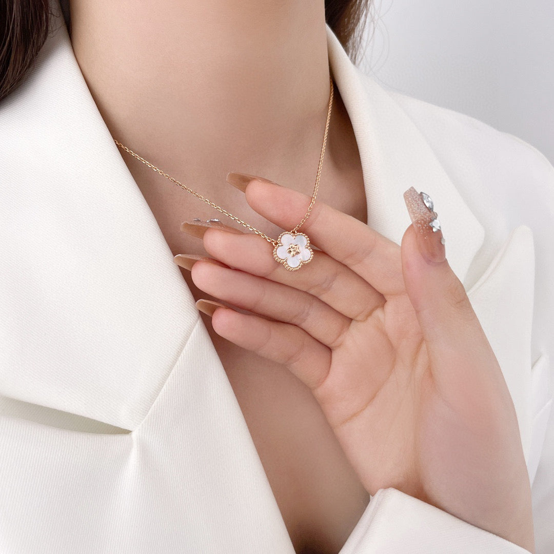 [Regalia jewelry]LUCKY  WHITE MOP  PLUM BLOSSOM NECKLACE