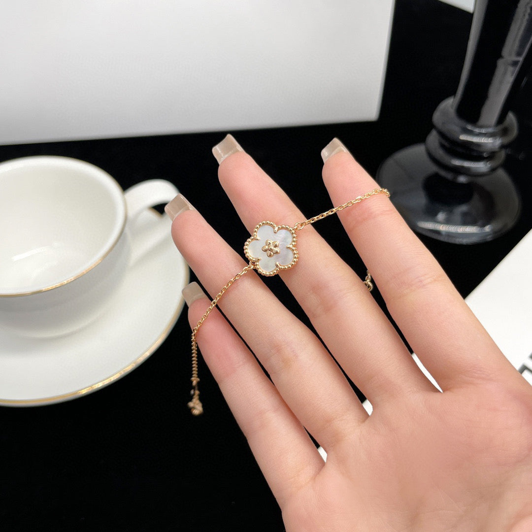 [Joyas Regalia] PULSERA DE FLOR DE CIRUELO DE TRAPEADOR BLANCO DE LA SUERTE
