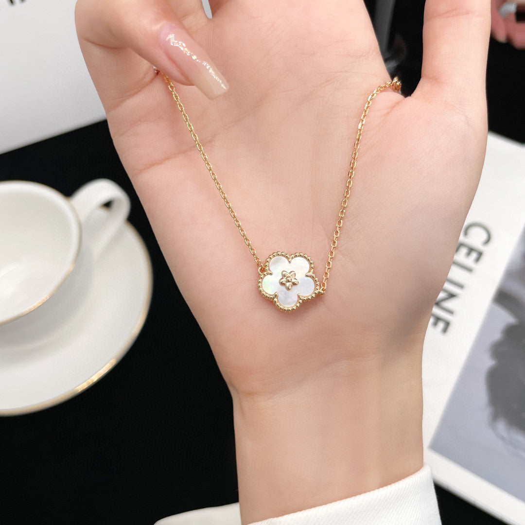 [Joyas Regalia] PULSERA DE FLOR DE CIRUELO DE TRAPEADOR BLANCO DE LA SUERTE