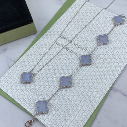 [Joyas Regalia] PULSERA DE PLATA CON 5 MOTIVOS DE TRÉBOL Y CALCEDONIA PÚRPURA 