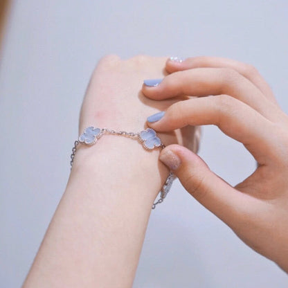 [Joyas Regalia] PULSERA DE PLATA CON 5 MOTIVOS DE TRÉBOL Y CALCEDONIA PÚRPURA 