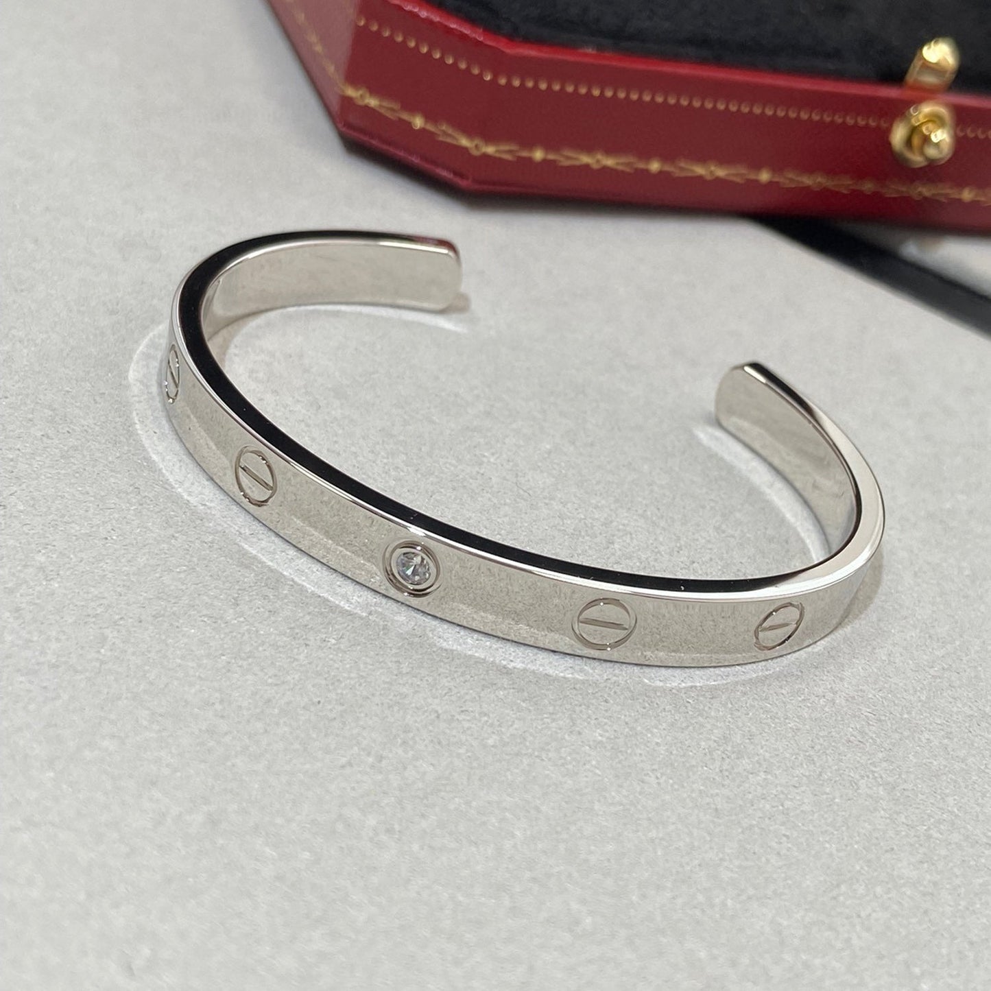 [Joyas Regalia] PULSERA DE AMOR DE 6,1 MM CON 1 DIAMANTE Y BRAZALETE ABIERTO 