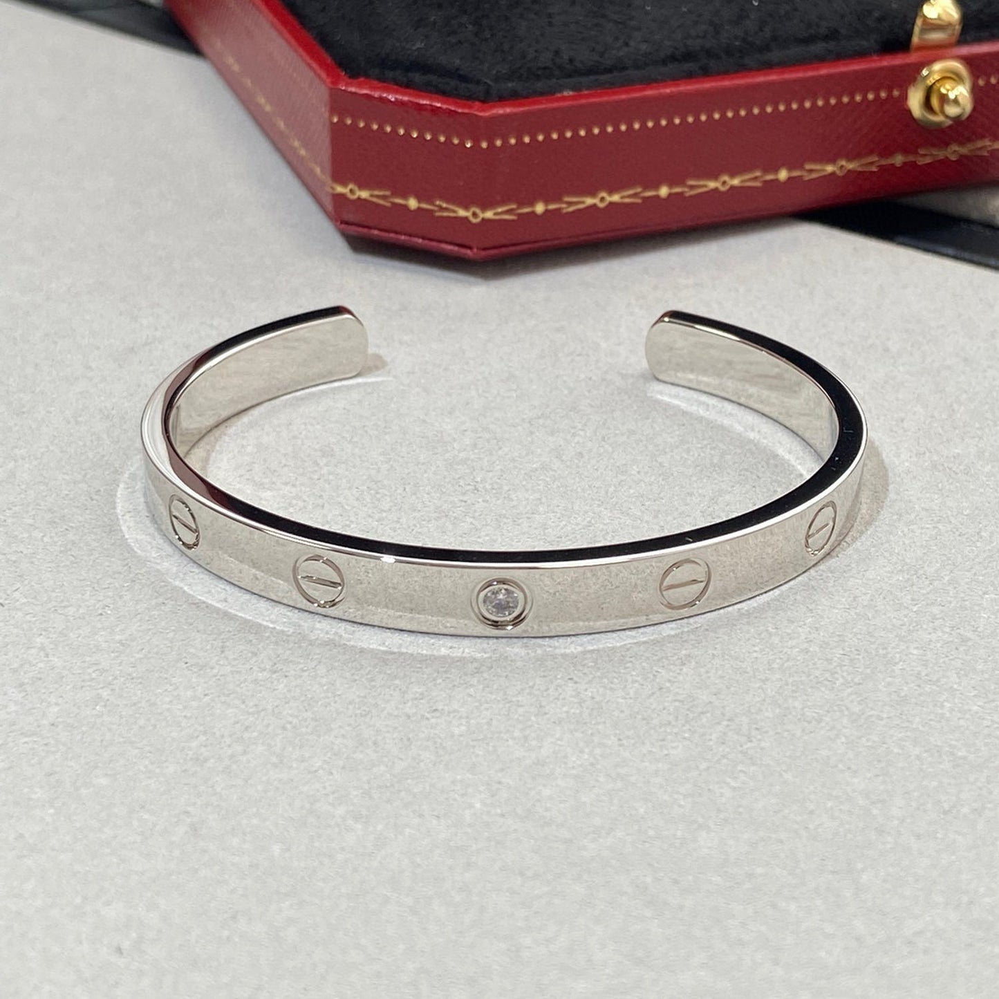 [Joyas Regalia] PULSERA DE AMOR DE 6,1 MM CON 1 DIAMANTE Y BRAZALETE ABIERTO 