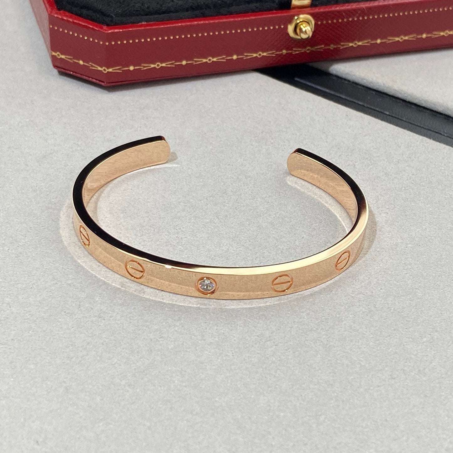 [Joyas Regalia] PULSERA DE AMOR DE 6,1 MM CON 1 DIAMANTE Y BRAZALETE ABIERTO 