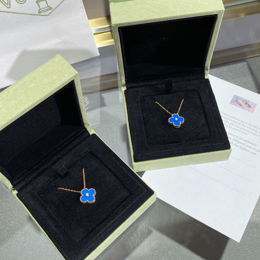 [Joyas Regalia] COLLAR DE TRÉBOL DE 15 MM CON DIAMANTE Y ÁGATA AZUL