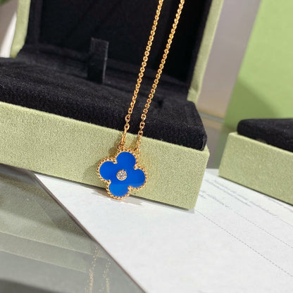 [Joyas Regalia] COLLAR DE TRÉBOL DE 15 MM CON DIAMANTE Y ÁGATA AZUL