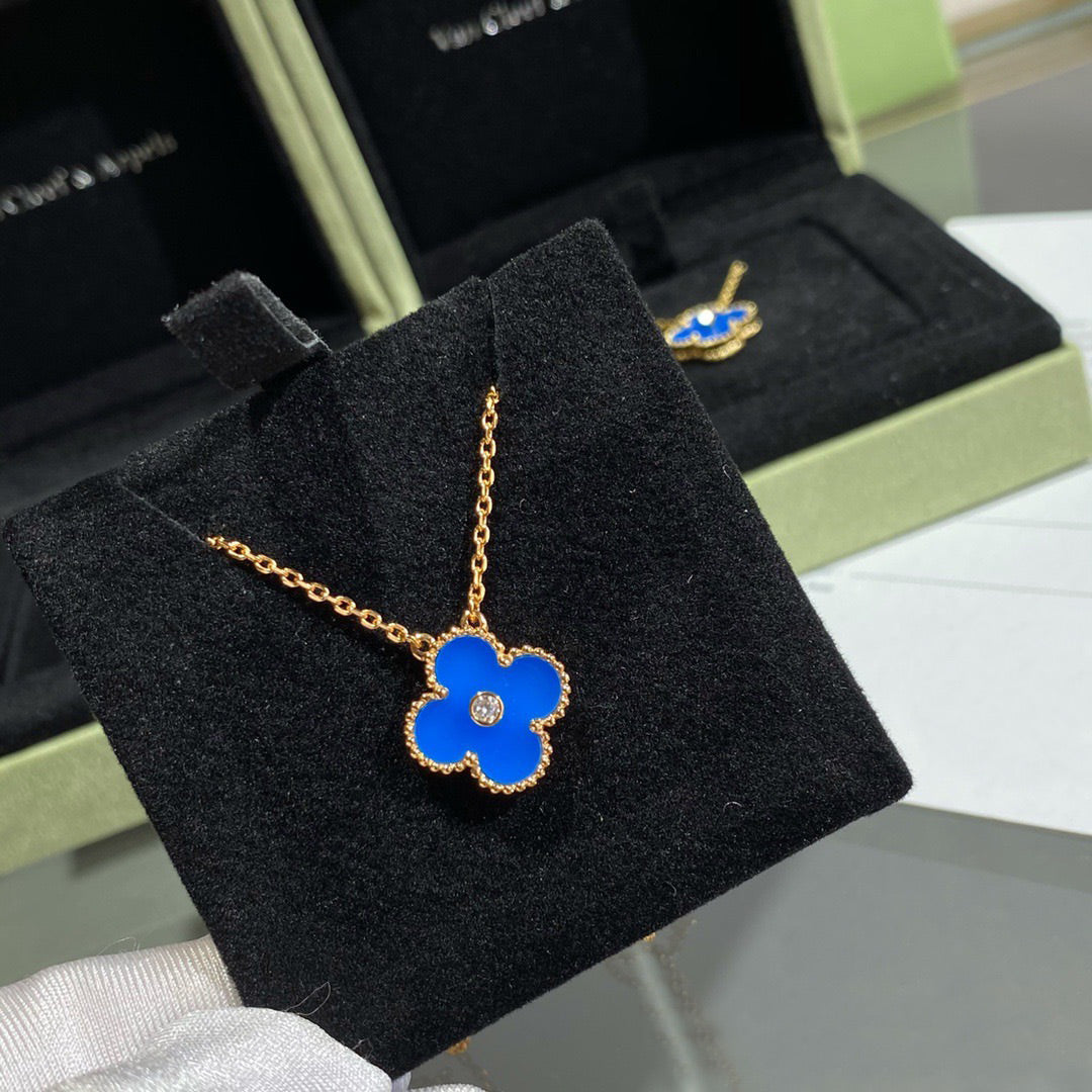 [Joyas Regalia] COLLAR DE TRÉBOL DE 15 MM CON DIAMANTE Y ÁGATA AZUL