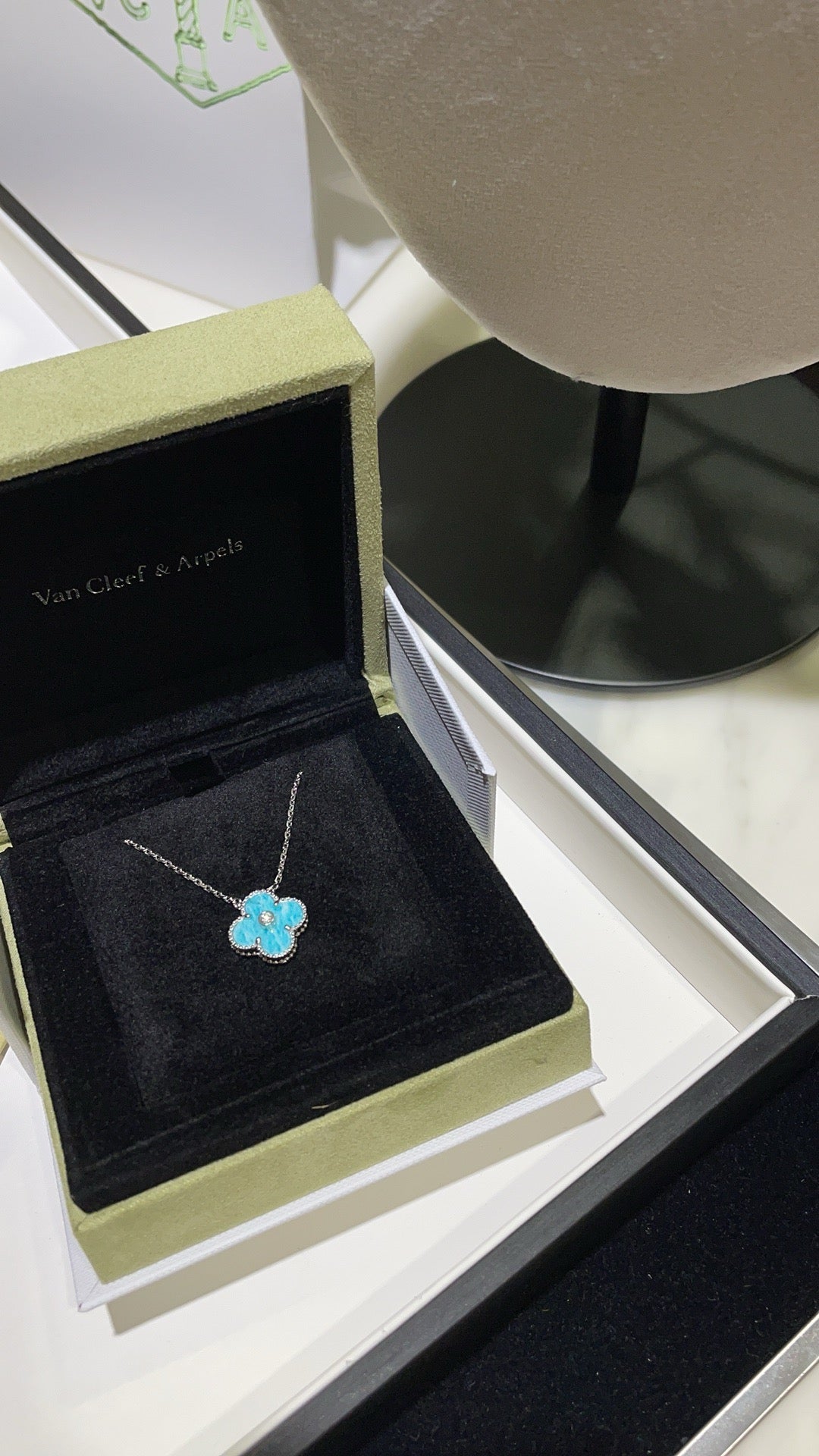 [Joyas Regalia] COLLAR DE PORCELANA SVRES DE DIAMANTES DE 15 MM DE TRÉBOL DE PLATA