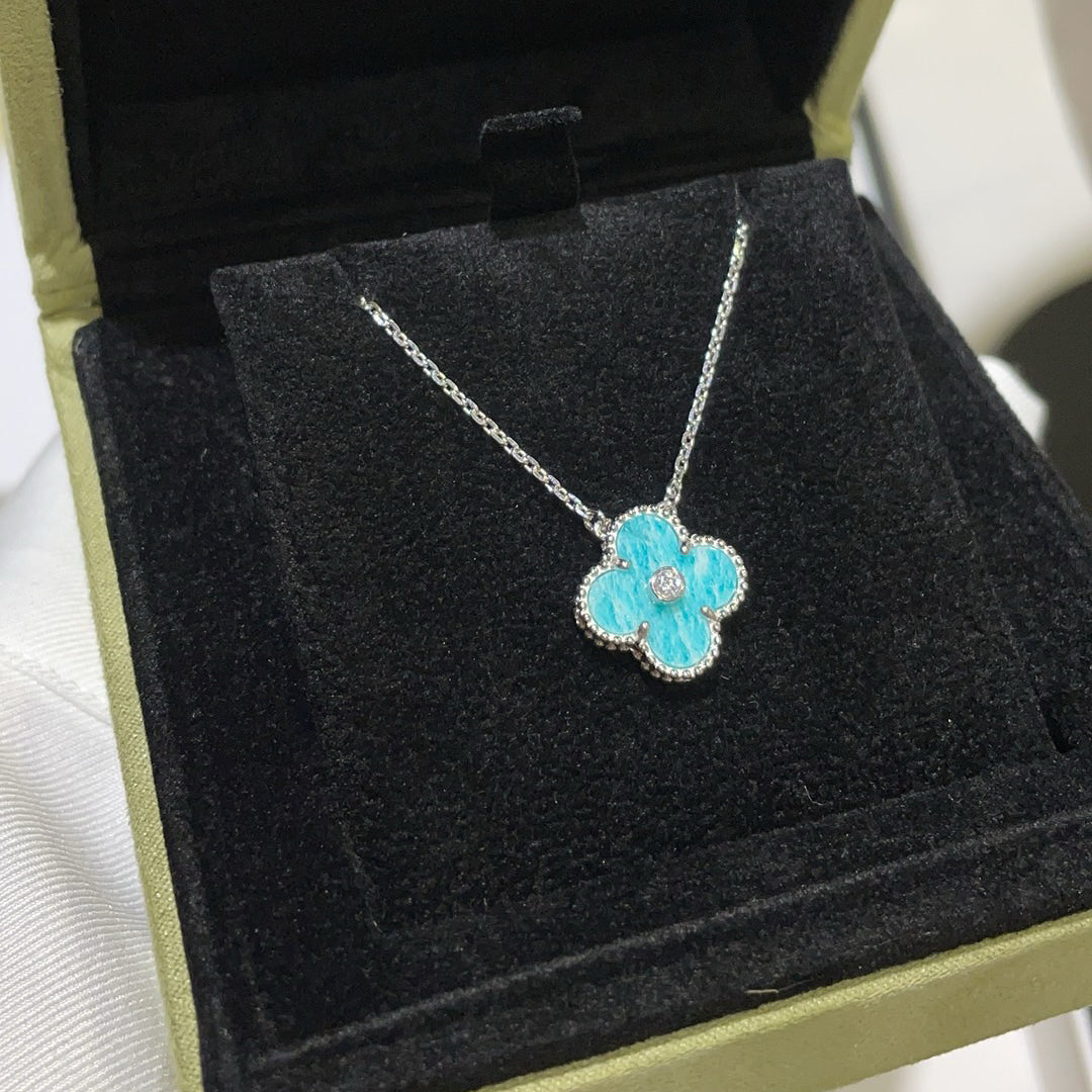 [Joyas Regalia] COLLAR DE PORCELANA SVRES DE DIAMANTES DE 15 MM DE TRÉBOL DE PLATA
