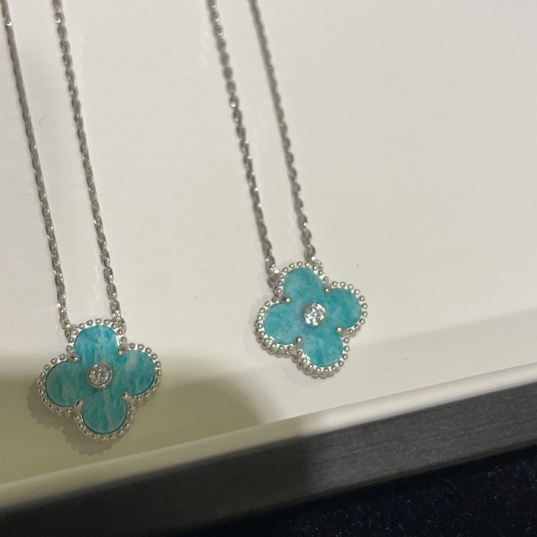 [Joyas Regalia] COLLAR DE PORCELANA SVRES DE DIAMANTES DE 15 MM DE TRÉBOL DE PLATA