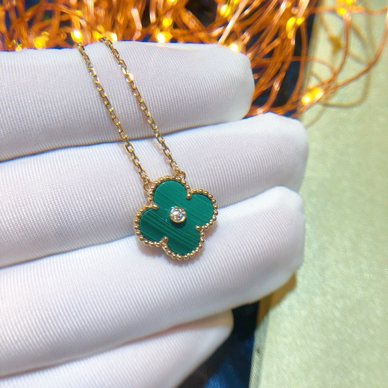 [Joyas Regalia] COLLAR DE TRÉBOL CON TURQUESA Y DIAMANTE DE 15 MM