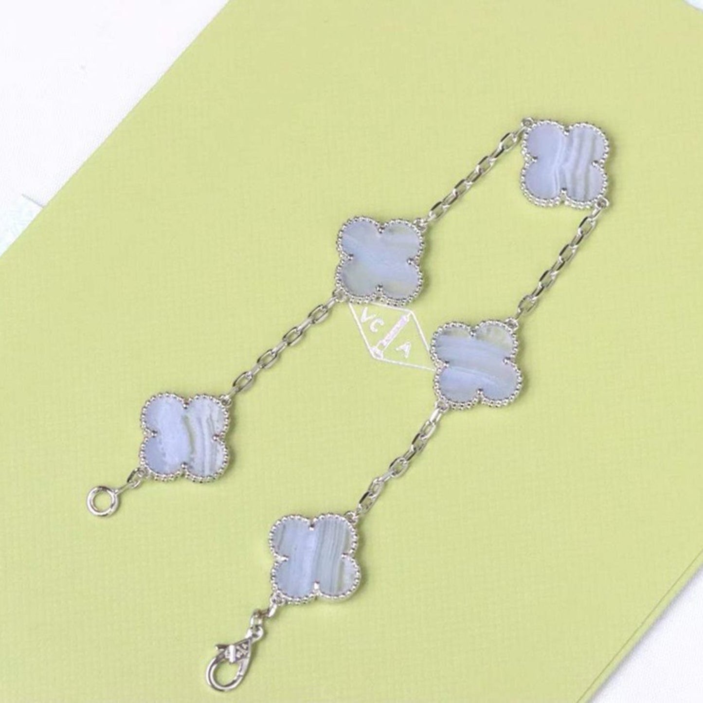 [Joyas Regalia] PULSERA DE PLATA CON 5 MOTIVOS DE TRÉBOL Y CALCEDONIA PÚRPURA 