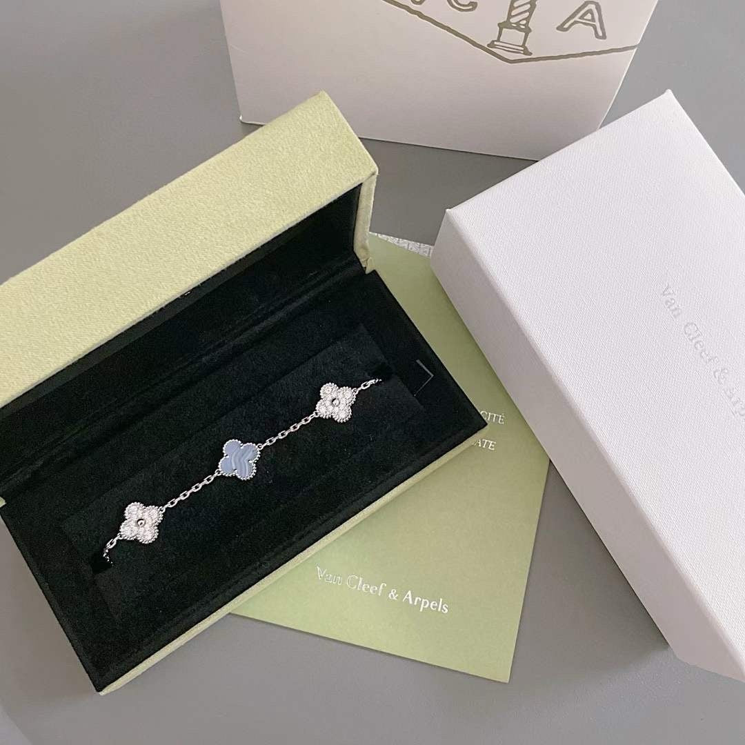 [Joyas Regalia] PULSERA DE PLATA CON 5 MOTIVOS DE TRÉBOL, DIAMANTES Y CALCEDONIA PÚRPURA 