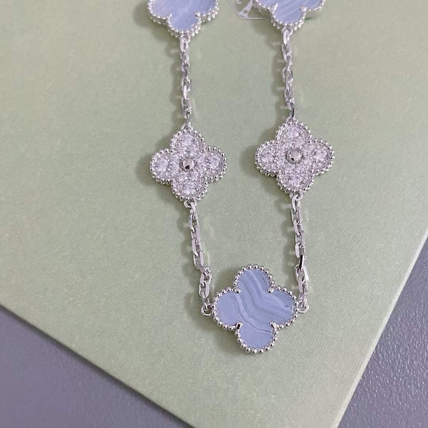 [Joyas Regalia] PULSERA DE PLATA CON 5 MOTIVOS DE TRÉBOL, DIAMANTES Y CALCEDONIA PÚRPURA 