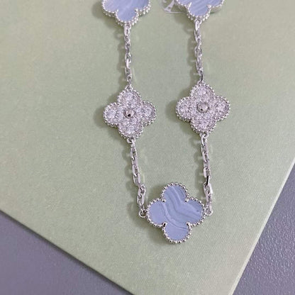 [Joyas Regalia] PULSERA DE PLATA CON 5 MOTIVOS DE TRÉBOL, DIAMANTES Y CALCEDONIA PÚRPURA 