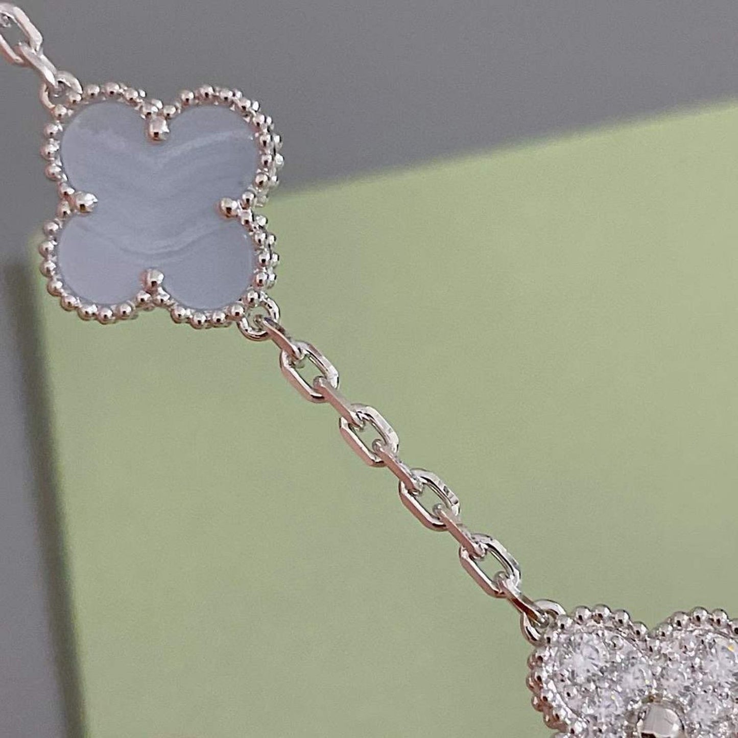 [Joyas Regalia] PULSERA DE PLATA CON 5 MOTIVOS DE TRÉBOL, DIAMANTES Y CALCEDONIA PÚRPURA 