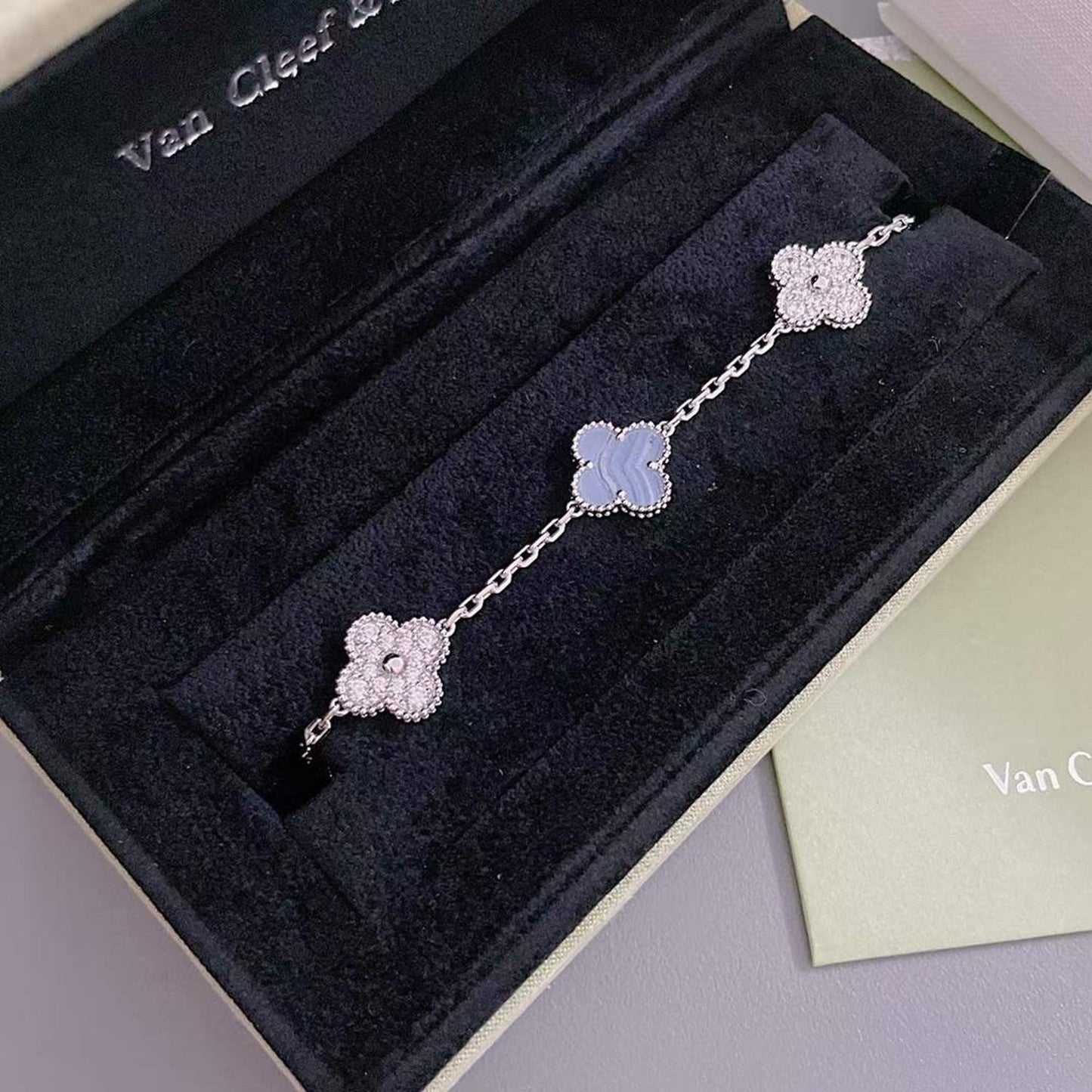 [Joyas Regalia] PULSERA DE PLATA CON 5 MOTIVOS DE TRÉBOL, DIAMANTES Y CALCEDONIA PÚRPURA 