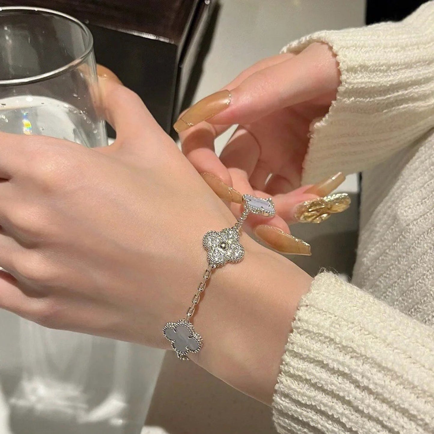 [Joyas Regalia] PULSERA DE PLATA CON 5 MOTIVOS DE TRÉBOL, DIAMANTES Y CALCEDONIA PÚRPURA 