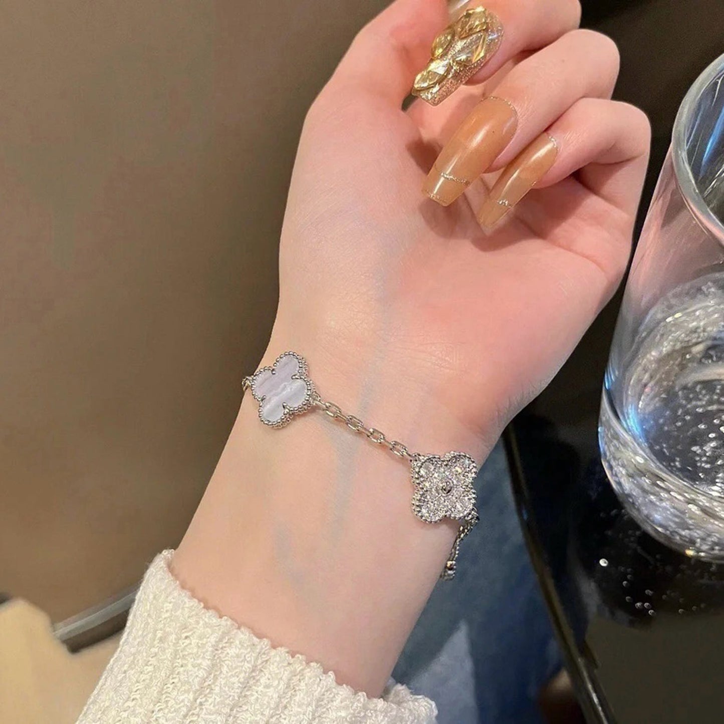 [Joyas Regalia] PULSERA DE PLATA CON 5 MOTIVOS DE TRÉBOL, DIAMANTES Y CALCEDONIA PÚRPURA 