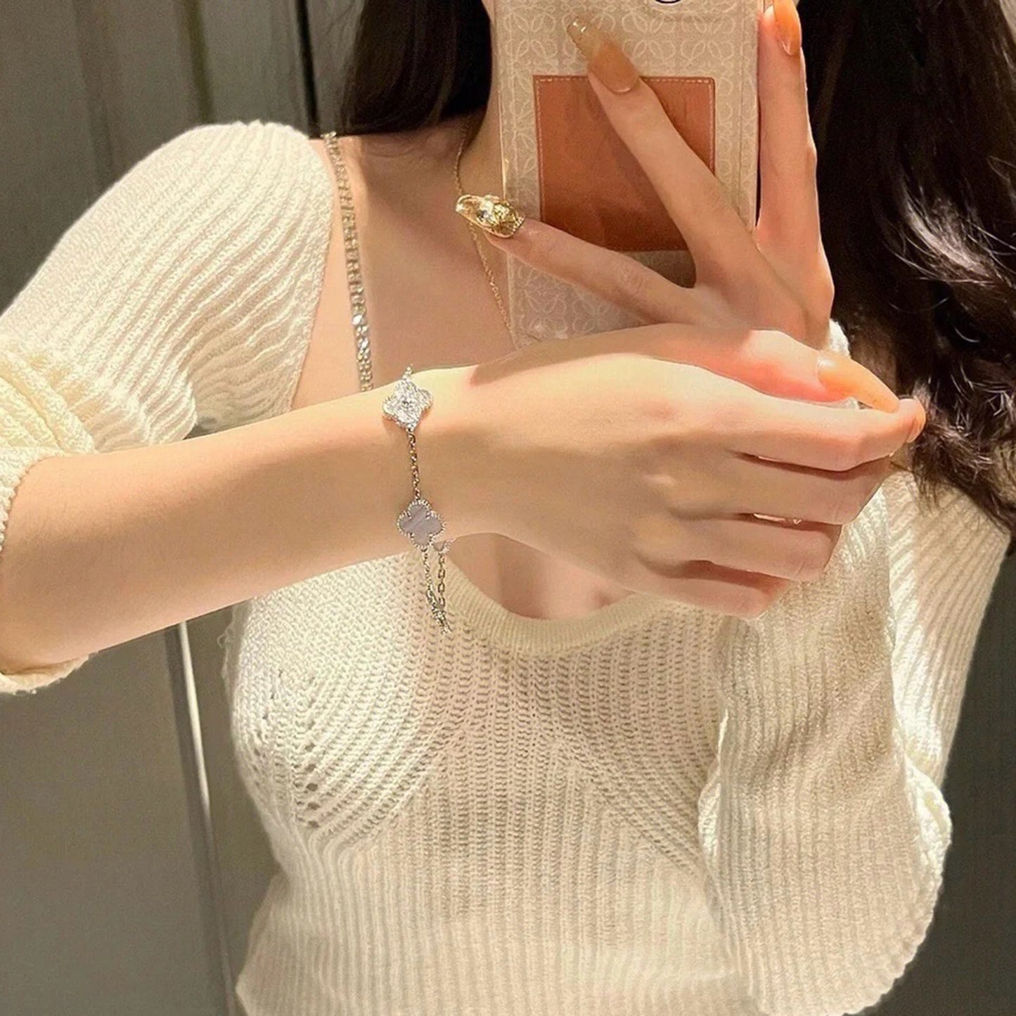 [Joyas Regalia] PULSERA DE PLATA CON 5 MOTIVOS DE TRÉBOL, DIAMANTES Y CALCEDONIA PÚRPURA 